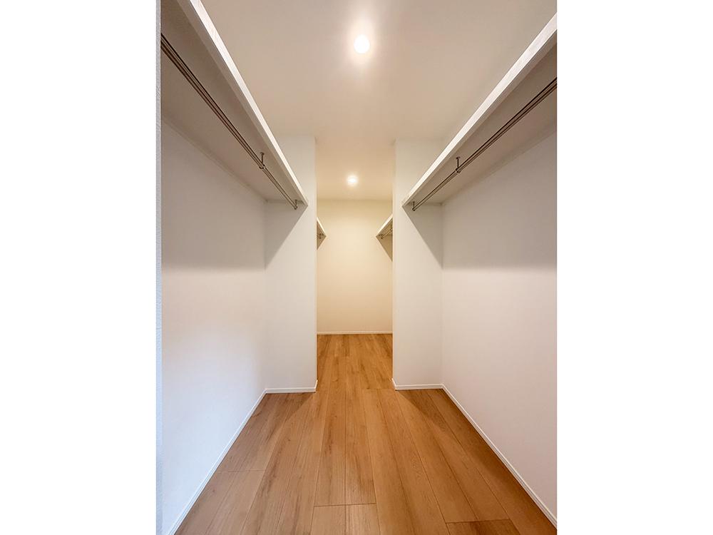 【ウォークインクローゼット（4帖）】家族分の洋服から季節家電、羽毛布団までサッと収納できます！※写真はイメージです