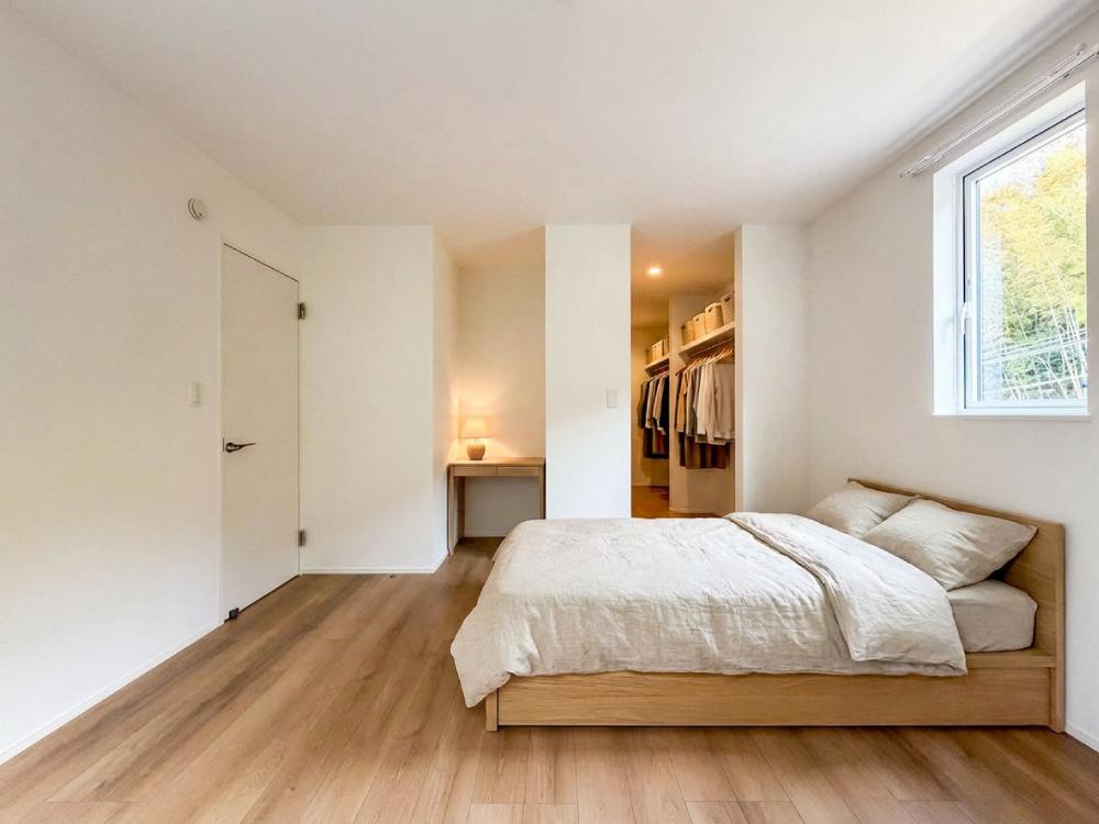 【収納付き居室（8帖）＋WIC】ベッドをつなげて置いて、家族みんなでお休みもできる広さ。収納スペースと大容量WICを備えたお部屋です。※写真はイメージです。