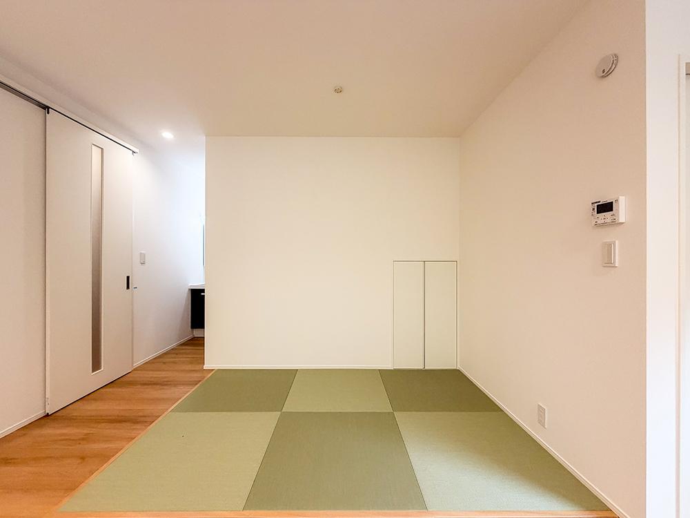 【収納付きタタミコーナー（3帖）】床座でくつろげるタタミのお部屋。お子様の遊び場として、家事スペースとして、家族の気配を感じながら多用途に使えるあると嬉しい便利なスペースです。※写真はイメージです。
