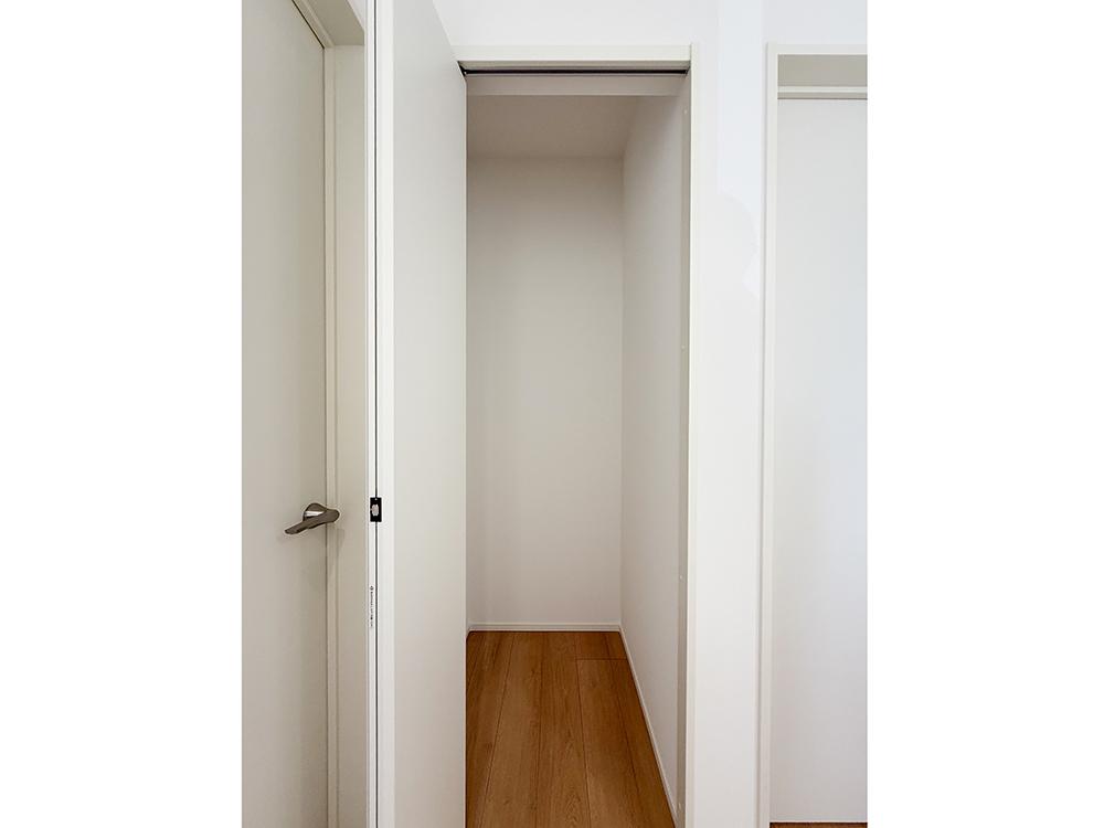 【2階ホール収納】2階で使う掃除用具やストック品などの収納にもあると便利！※写真はイメージです。