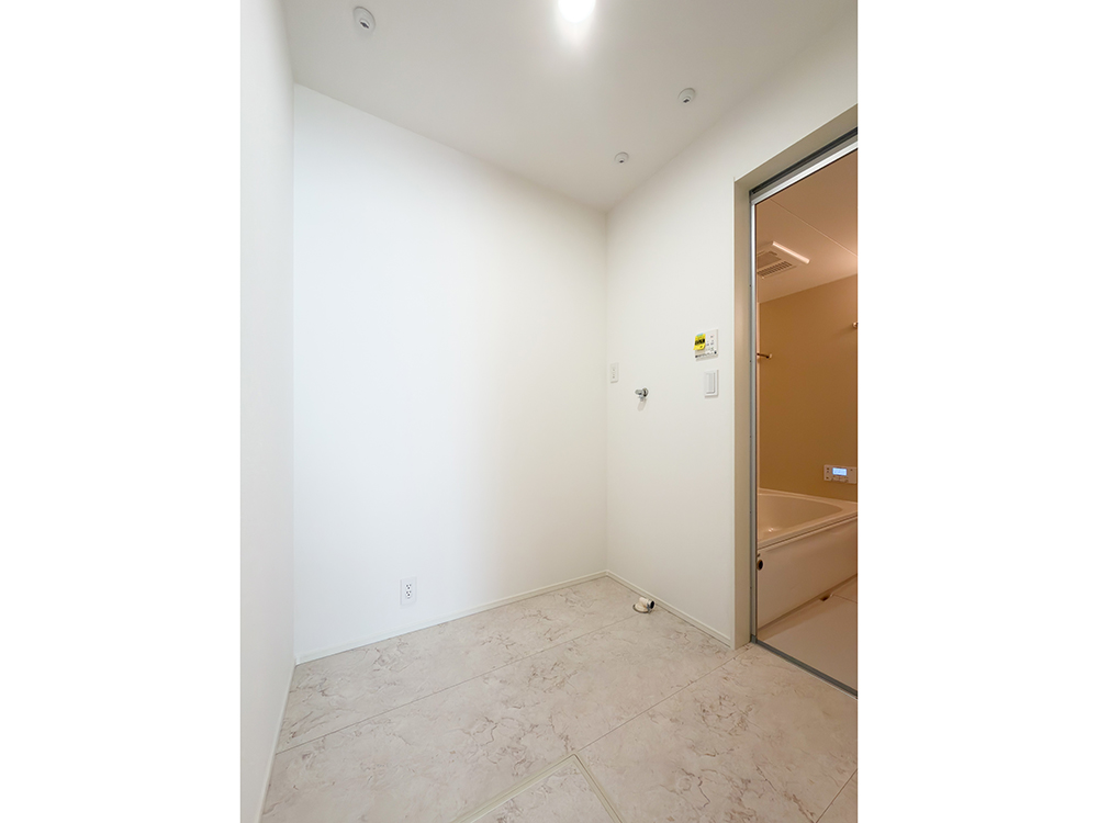 【脱衣室兼ドライルーム】ドライルーム兼脱衣室 物干し金具つき。毎日のお部屋干しもラクラクです。