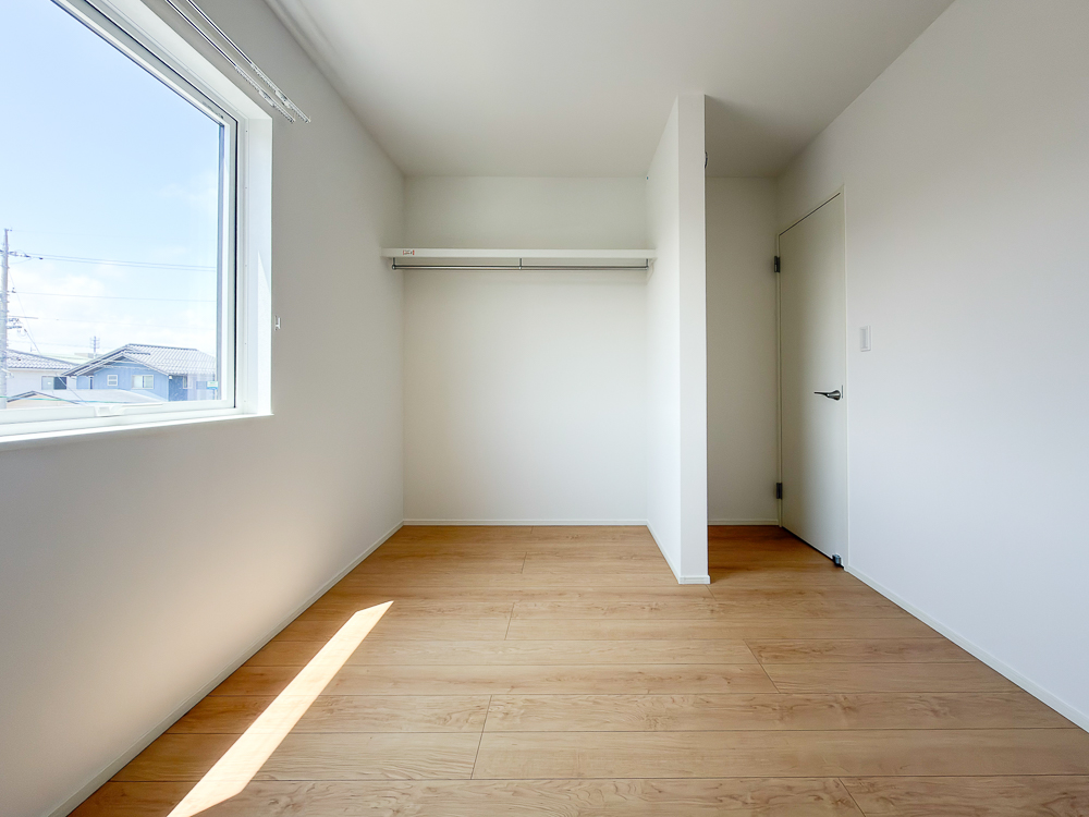 【収納付き居室(5帖×2)】建具の引きしろを気にせずお部屋を使えるオープン収納を設けたお部屋です。物が一望できて管理もラクラク♪