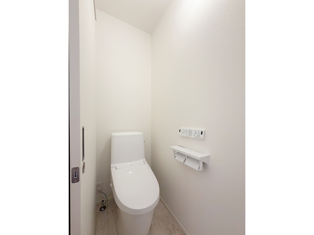 【トイレ】リクシル製|各階トイレ完備!強力洗浄の超節水型、お掃除しやすいキレイ便座。※2階のみ手洗い器付き。
