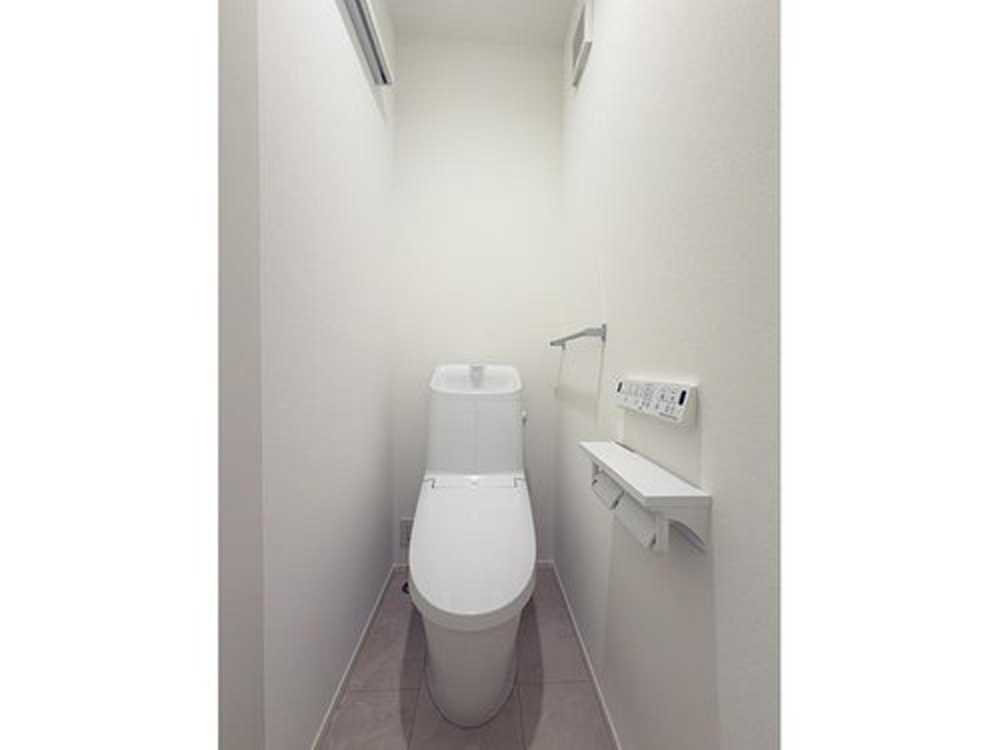 【トイレ】リクシル製｜地球環境に配慮した、強力洗浄の超節水トイレです。2階手洗い器付きです！※写真はイメージです。