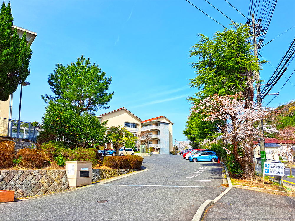 松江市立城北小学校まで620m （徒歩8分）