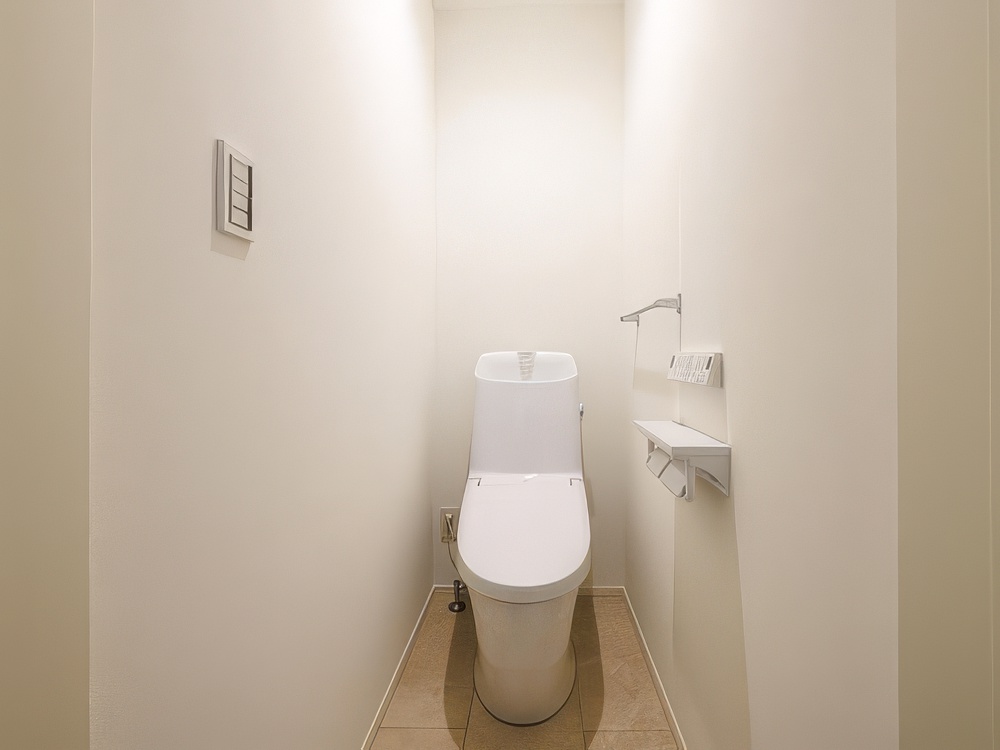 【トイレ】リクシル製|各階トイレ完備!強力洗浄の超節水型、お掃除しやすいキレイ便座。※2階のみ手洗い器付き。※写真はイメージです。