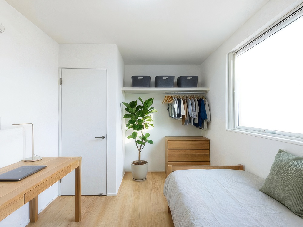 【収納付き居室（5帖、4.5帖）】建具の引きしろを気にせずお部屋を使えるオープン収納を設けたお部屋です。物が一望できて管理もラクラク♪※家具・小物等はCGで合成したイメージです。