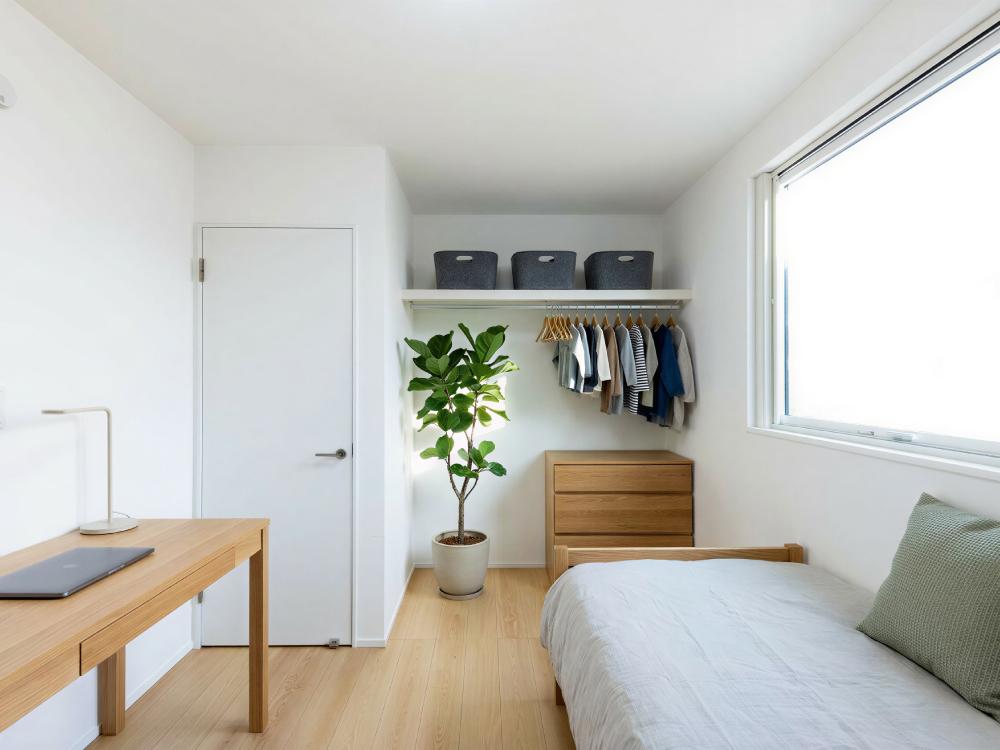 【収納付き居室(4.5帖)】建具の引きしろを気にせずお部屋を使えるオープン収納を設けたお部屋です。ちょうどよい広さで子ども部屋に好適!※扉の位置は異なります※家具・小物等はCGで合成したイメージです