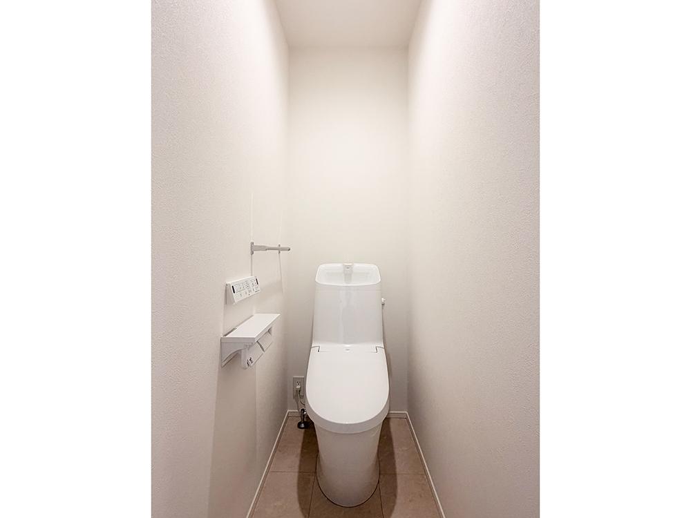 【トイレ】リクシル製｜夜間や朝のラッシュにも嬉しい各階トイレ完備！超節水型、2階は手洗い器つき。※写真はイメージです。