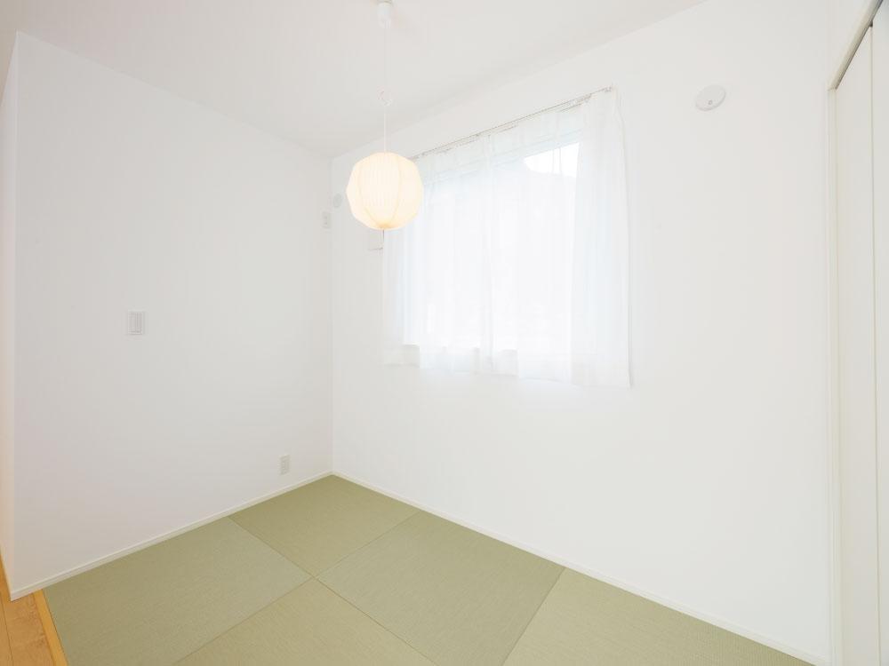 【タタミコーナー（3帖）】床座でくつろげるタタミのお部屋。お子様の遊び場として、家事スペースとして、家族の気配を感じながら多用途に使えるあると嬉しい便利なスペースです。※写真はイメージです。