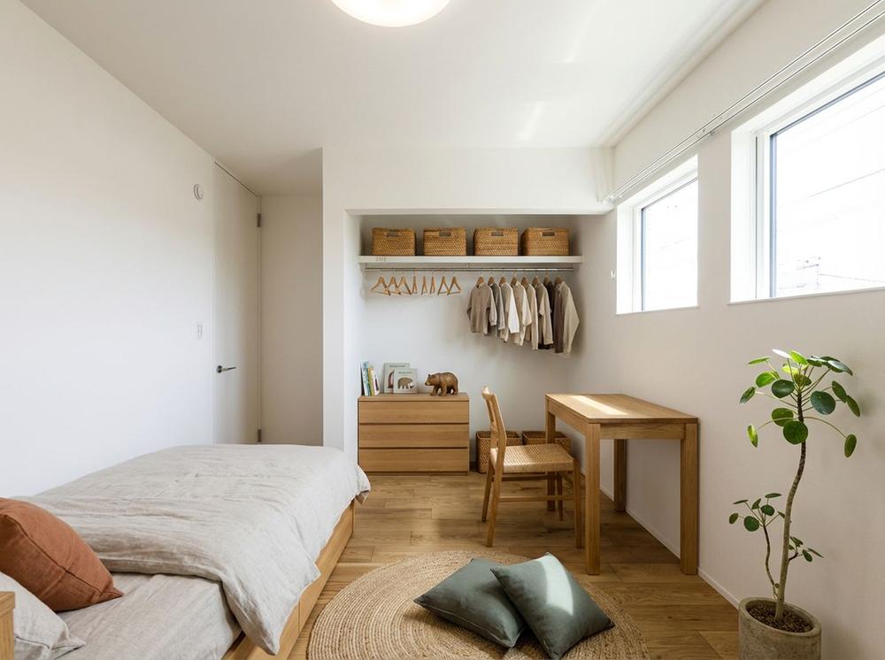 【クローゼット付き居室（5帖）】建具の引きしろを気にせずお部屋を使えるオープン収納を設けたお部屋です。※家具・小物等はCGで合成したイメージです