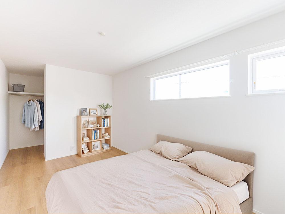 【居室（7帖）】WIC付きで、住空間をすっきり保てる7帖の居室。ベッドやお好きな家具をゆったり配置できるゆとりの広さです。※家具・小物等はCGで合成したイメージです