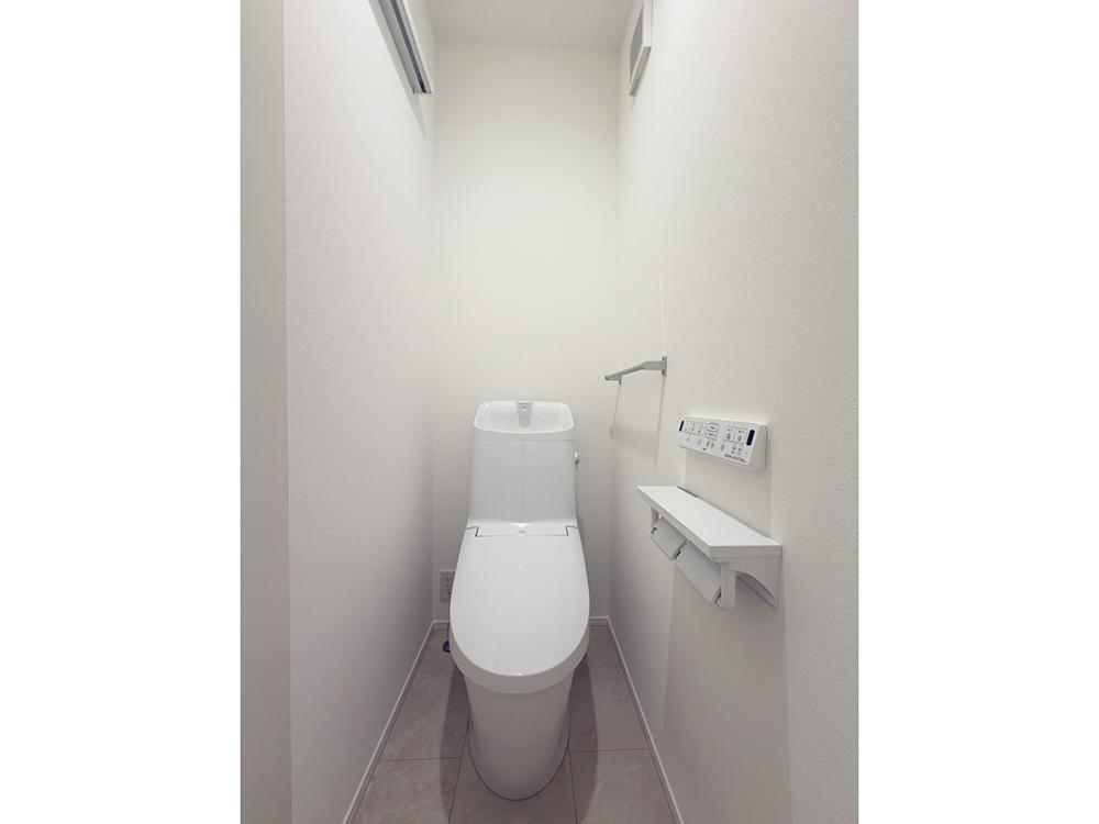 【シャワートイレ】リクシル製|地球環境に配慮した、強力洗浄の超節水トイレです。2階手洗い器付きです!※写真はイメージです。