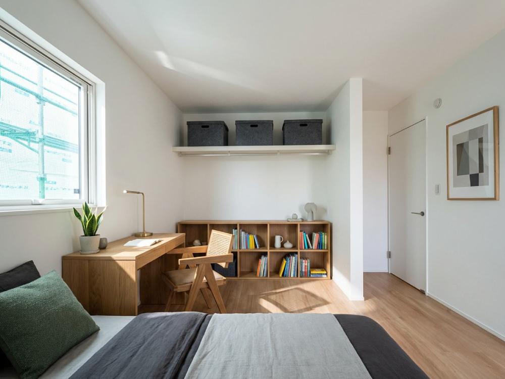 【収納付き居室（4.5帖）】建具の引きしろを気にせずお部屋を使えるオープン収納を設けたお部屋です。物が一望できて管理もラクラク♪※家具・小物等はCGで合成したイメージです
