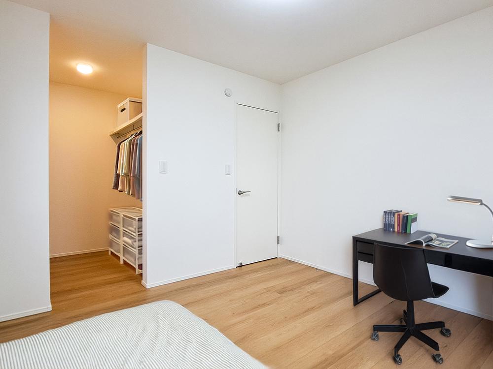 【収納付き居室（4.5帖、5帖）】建具の引きしろを気にせずお部屋を使えるオープン収納を設けたお部屋です。※家具・小物等はCGで合成したイメージです