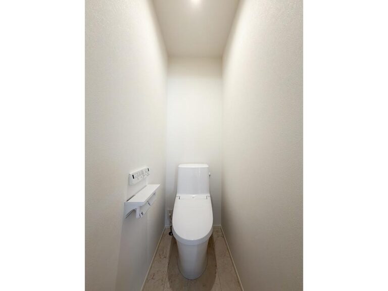 【トイレ】リクシル製｜地球環境に配慮した、強力洗浄の超節水トイレです。※写真はイメージです。