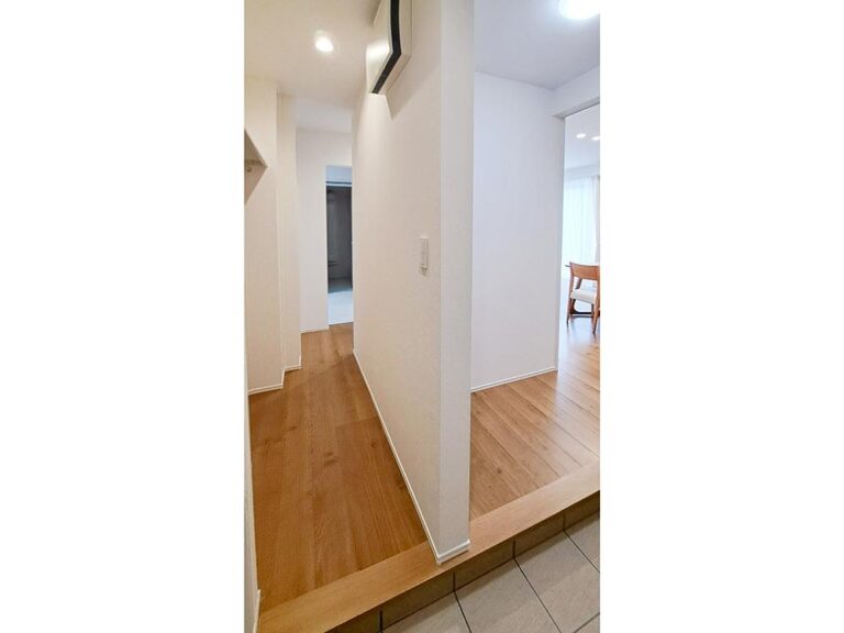 【玄関】家族用玄関を設け、来客用と動線を分けられる便利な玄関。靴や外出用品をすっきり収納でき、いつでも整った玄関を保ちやすい工夫です。※写真はイメージです。