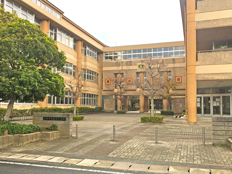 出雲市立塩冶小学校まで2100m （徒歩27分）